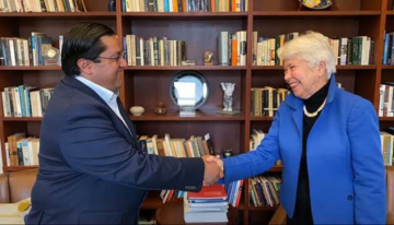 Mayor Jesse ArreguÃn and UC Berkeley Chancellor Carol Christ shaking hands